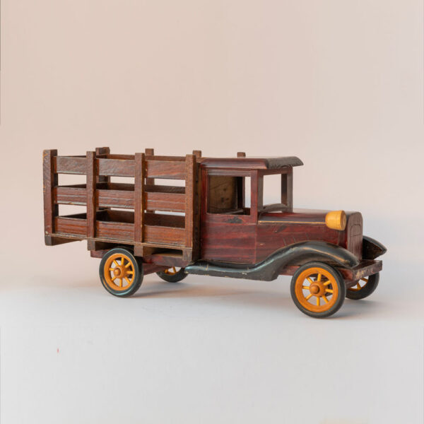 Camión de juguete antiguo hecho de madera
