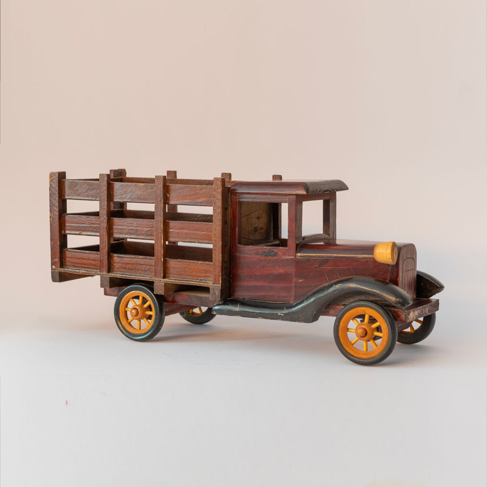 Camión de juguete antiguo hecho de madera