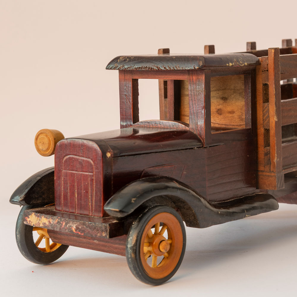 Camión de juguete antiguo hecho de madera - Imagen 2